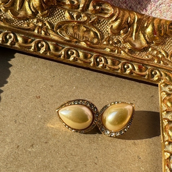 SWAROVSKI crystals and faux pearls tear drop earrings for pierced ears - Picture 8 of 13